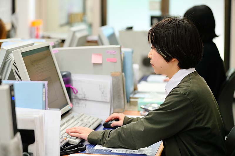 先輩社員事務職仕事風景